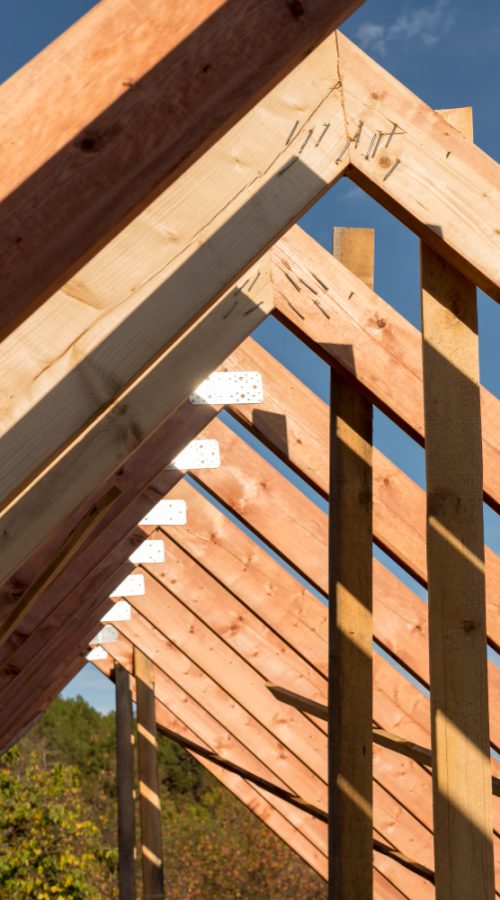 Instalación de tejado de madera con diseño tradicional