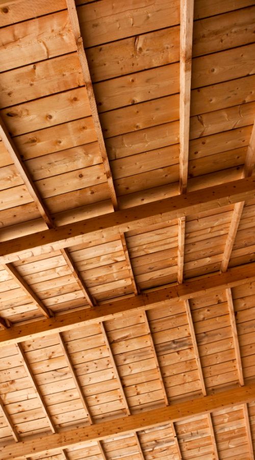 Detalle de carpintería estructural con vigas de madera tratada
